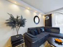 Apartment With Parking by Renters