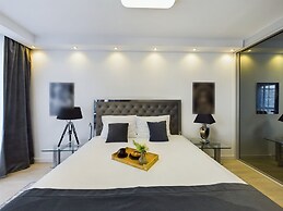 Apartment With Parking by Renters