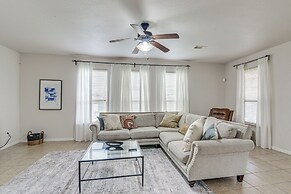 Modern Houston Home w/ Patio: 12 Mi to Downtown!