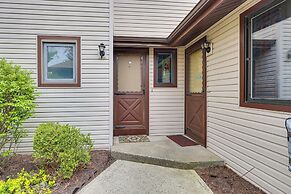 Quaint Bristol Townhome ~ 14 Mi to West Hartford!