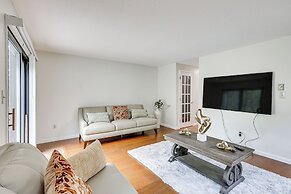Quaint Bristol Townhome ~ 14 Mi to West Hartford!