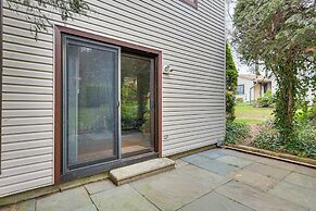 Quaint Bristol Townhome ~ 14 Mi to West Hartford!