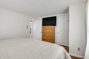 Quaint Bristol Townhome ~ 14 Mi to West Hartford!