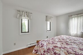 Quaint Bristol Townhome ~ 14 Mi to West Hartford!