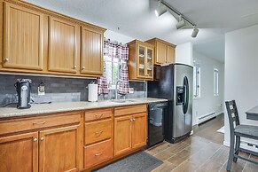Quaint Bristol Townhome ~ 14 Mi to West Hartford!