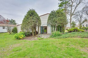 Quaint Bristol Townhome ~ 14 Mi to West Hartford!