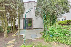 Quaint Bristol Townhome ~ 14 Mi to West Hartford!