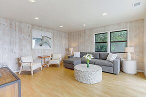 Summerland Home w/ Beach Supplies: Walk to Beach!