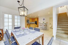 Summerland Home w/ Beach Supplies: Walk to Beach!