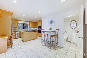 Summerland Home w/ Beach Supplies: Walk to Beach!