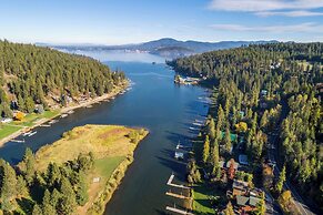 Lakefront Coeur D'alene Home w/ Deck + Shared Dock
