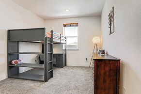 Spacious Roseville Home w/ Patio - Near Golf!