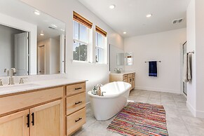 Spacious Roseville Home w/ Patio - Near Golf!