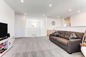 Spacious Roseville Home w/ Patio - Near Golf!