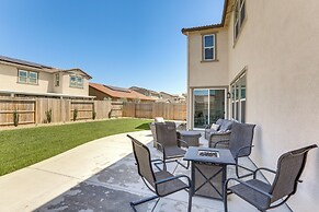 Spacious Roseville Home w/ Patio - Near Golf!