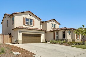 Spacious Roseville Home w/ Patio - Near Golf!
