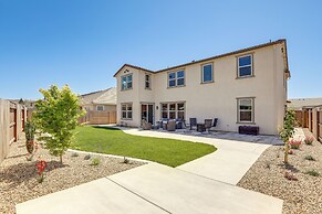Spacious Roseville Home w/ Patio - Near Golf!