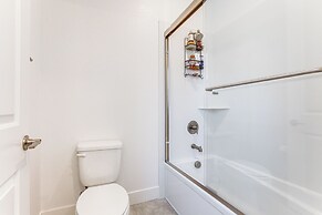 Spacious Roseville Home w/ Patio - Near Golf!