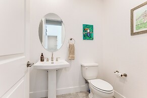 Spacious Roseville Home w/ Patio - Near Golf!