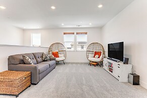 Spacious Roseville Home w/ Patio - Near Golf!