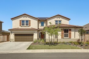 Spacious Roseville Home w/ Patio - Near Golf!
