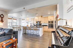 Spacious Roseville Home w/ Patio - Near Golf!