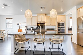 Spacious Roseville Home w/ Patio - Near Golf!