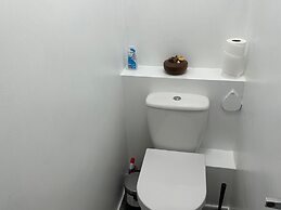 Stylish 1BR Apt w/ Fireplace & High-speed Wifi