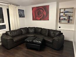 Stylish 1BR Apt w/ Fireplace & High-speed Wifi