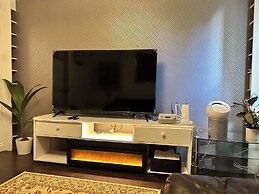 Stylish 1BR Apt w/ Fireplace & High-speed Wifi
