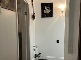Stylish 1BR Apt w/ Fireplace & High-speed Wifi