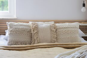 Cozy Two-bedroom Apartment by Renters