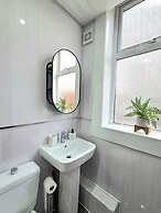 Spacious Haven with Free Parking