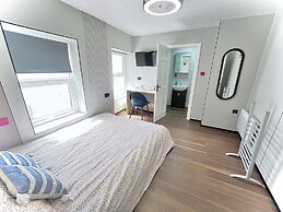 OYO Welsh Holiday Accommodation - Modern Stay