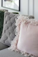 Warsaw Jaktorowska Apartment by Renters