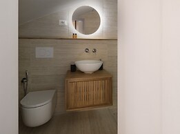 Vintage Romance Patio Apt by Oteego