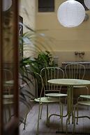 Vintage Romance Patio Apt by Oteego