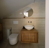 Vintage Romance Patio Apt by Oteego