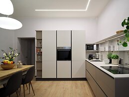 Vintage Romance Patio Apt by Oteego