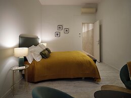 Vintage Romance Patio Apt by Oteego