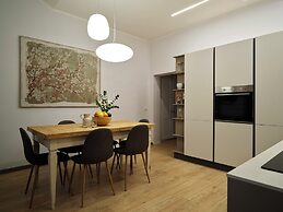 Vintage Romance Patio Apt by Oteego