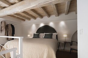 Vintage Romance Patio Apt by Oteego