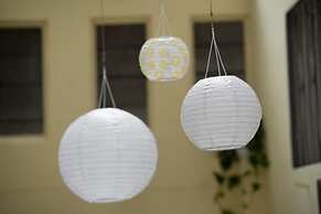 Vintage Romance Patio Apt by Oteego