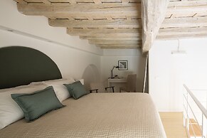 Vintage Romance Patio Apt by Oteego