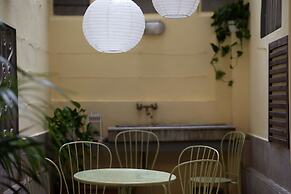 Vintage Romance Patio Apt by Oteego