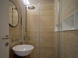 Vintage Romance Patio Apt by Oteego