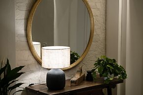 Vintage Romance Patio Apt by Oteego