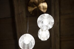 Vintage Romance Patio Apt by Oteego