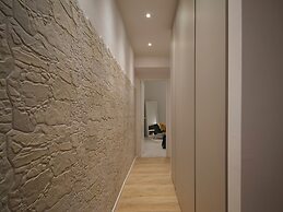 Vintage Romance Patio Apt by Oteego