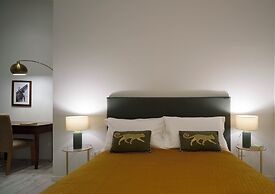 Vintage Romance Patio Apt by Oteego